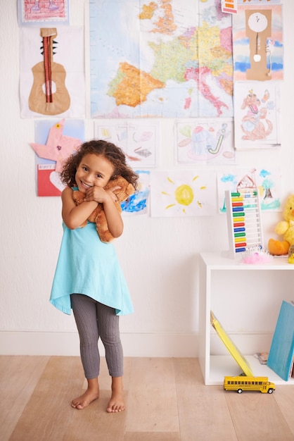 Él es mi mejor amigo Retrato de una adorable niña sosteniendo su osito de peluche