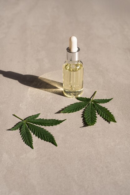 Öl-Hemp-Produkte Glasflasche mit CBD-Öl Hanfblätter Medizinisches Cannabis mit Extraktöl Kosmetika CBD-Ö l