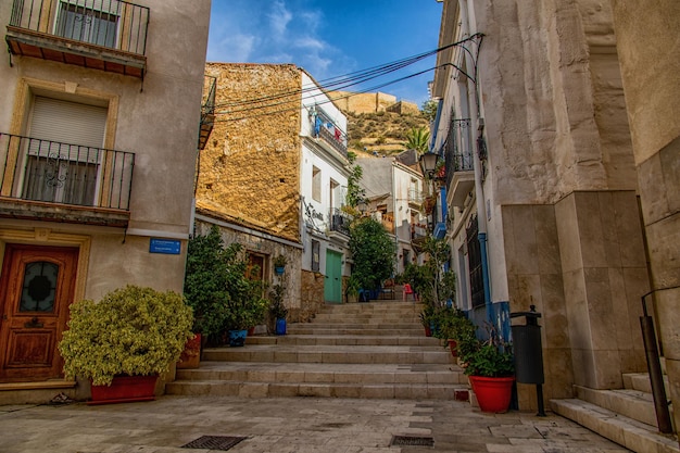 l historische alte farbenfrohe Häuser Barrio Santa Cruz Alicante Spanien an einem sonnigen Tag