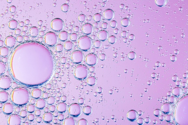 Öl mit Blasen auf Korallenhintergrund Rosa abstrakter Raumhintergrund Weicher selektiver Fokus Makro von