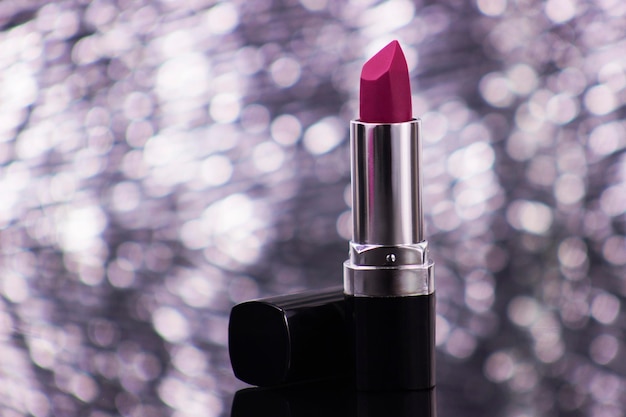 LÁPIZ LABIAL MORADO MAQUILLAJE DE CERCA