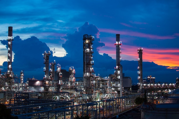 Öl... Raffinerie... und... Anlage Turmsäulenraffinerie der Petrochemie Industrie in Öl... und... Gas... "Industrie mit... Wolke... blau... .