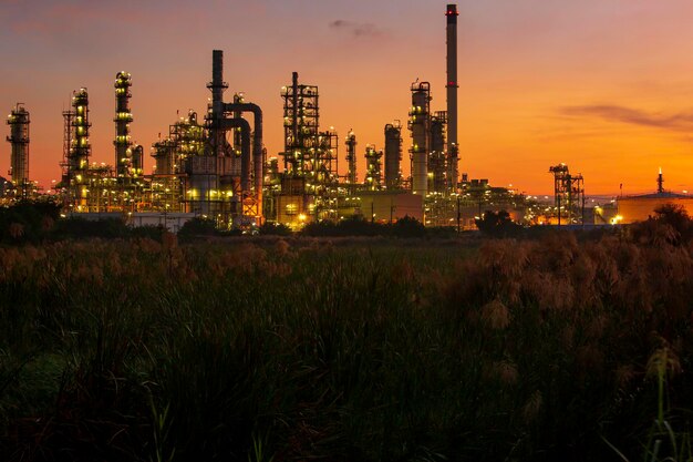 Öl… Raffinerie… und… Anlage und Turm der Petrochemie Industrie in Öl… und… Gas… „Industrie mit… Wolken… blau… „Himmel am Morgen… Hintergrund…