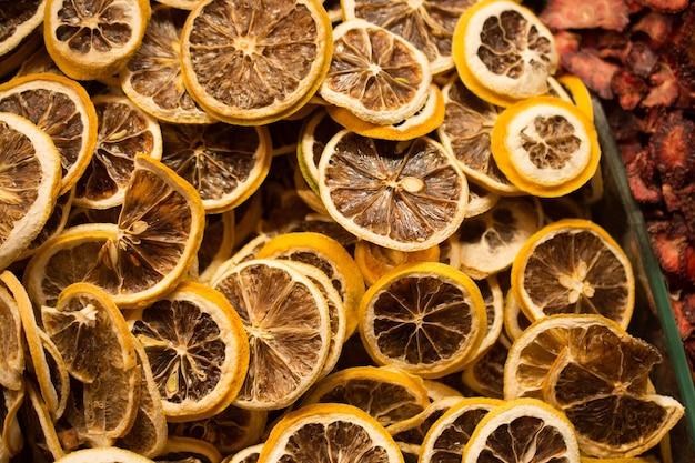 Foto l venta de frutas secas naturales en el mercado