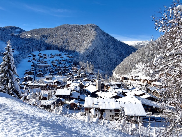 Foto la clusaz - eine winterszene