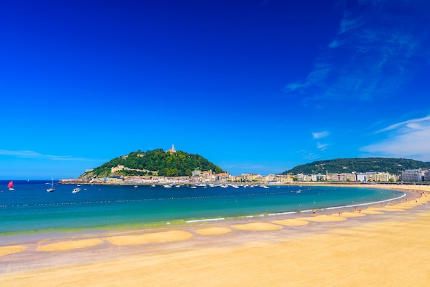 La Concha Strand bei San Sebastian Donostia, Spanien. Bester europäischer Strand im sonnigen