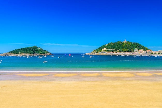 La Concha Strand mit niemandem bei San Sebastian Donostia, Spanien. Bester europäischer Strand an sonnigem Tag.