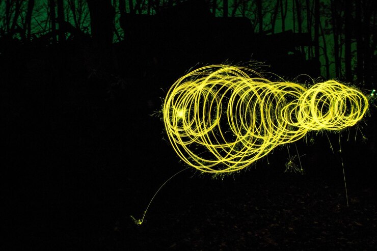 Foto lã de arame iluminado contra o céu à noite