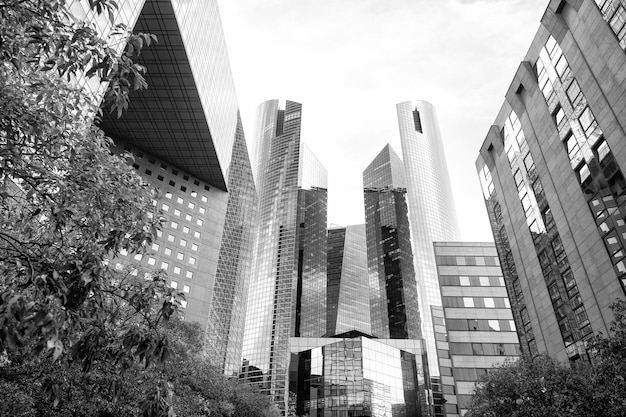 La Defense District com prédios de escritórios em Paris, França