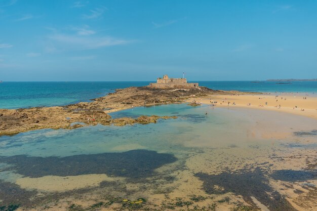 La grande plage du sillon na cidade costeira de saint-malo, na bretanha francesa, no departamento de ille-et-vilaine, frança