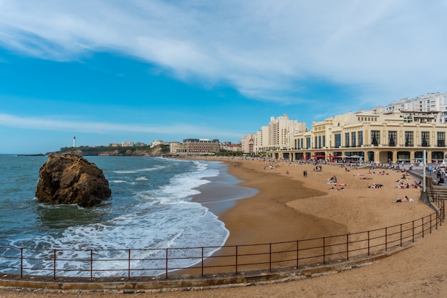 La Grande Plage und seine berühmte Promenade in Biarritz, Urlaub im Südosten Frankreichs