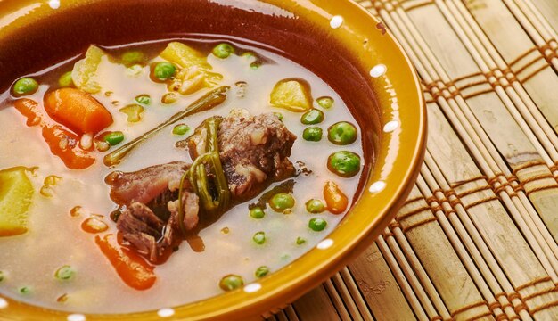 La sopa de arroz colombiana - sopa de arroz colombiana com carne em pó