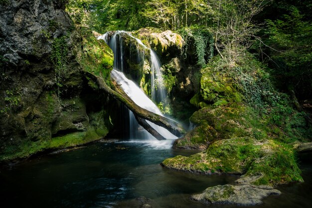 La Vaioaga Wasserfall im Wald, Rumänien.