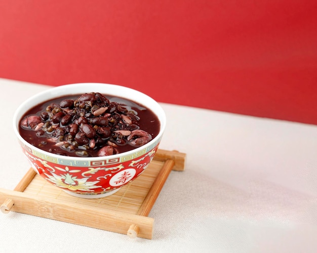 Laba mingau oito tesouros congee, prato tradicional chinês servido no festival laba, espaço para cópia