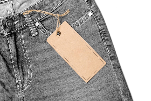 Label-Preisschildmodell auf grauer Jeans