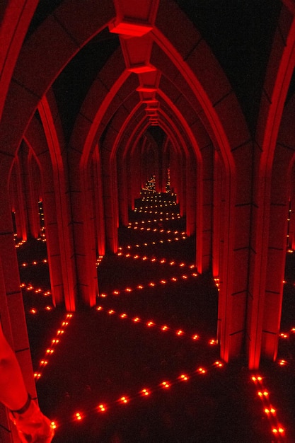 Foto laberinto de espejos con camino de luz roja en un entorno interior atmosférico de tennessee