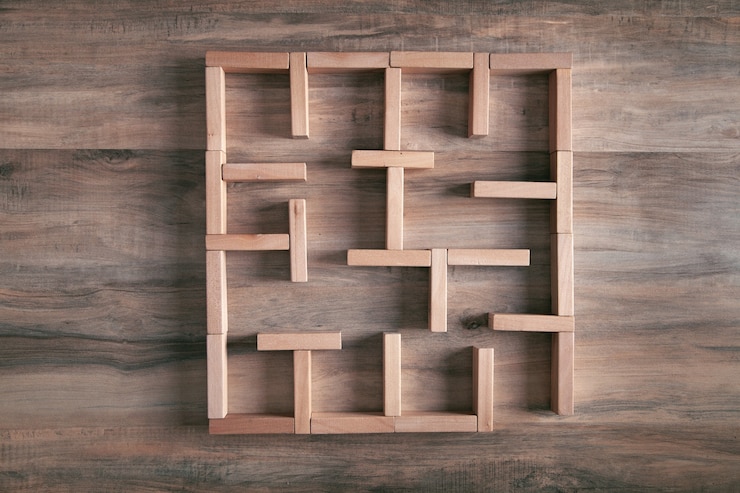 Foto laberinto realizado con bloques de madera.
