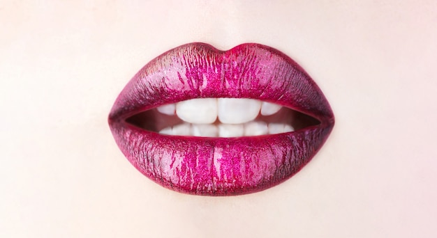 Labios brillantes, hermoso maquillaje, boca sensual, labio sexy. Lápiz labial o brillo de labios, labio hermoso, lápiz labial brillante