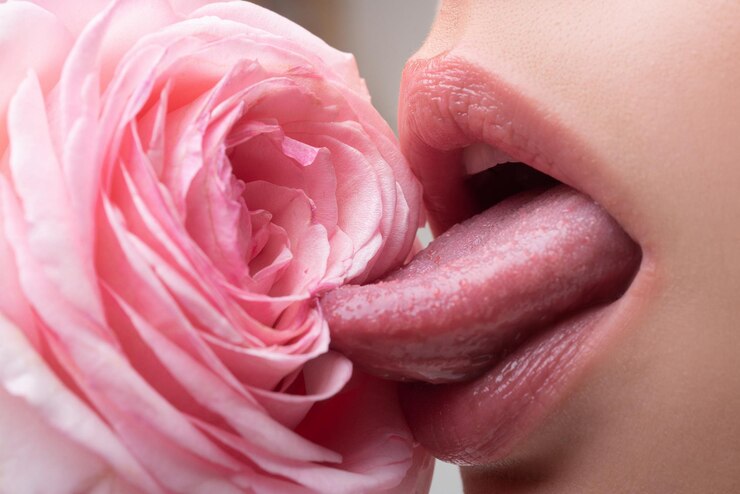 Foto lábios com batom closeup lábios de mulher bonita com rosa boquete de menina com símbolo de vagina de língua