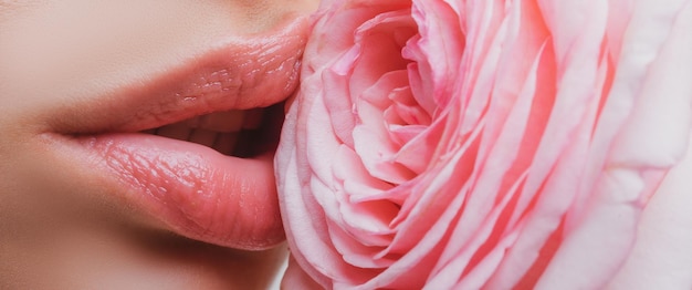 Lábios com batom closeup lábios de mulher bonita com sexo oral rosa