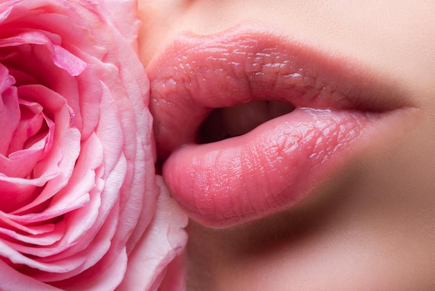 Lábios de lábios naturais com batom closeup boca de mulher bonita com rosa