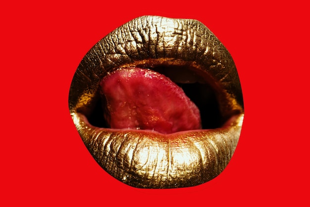 Labios dorados dorados en boca metálica sexy lengua lamer labios dorados