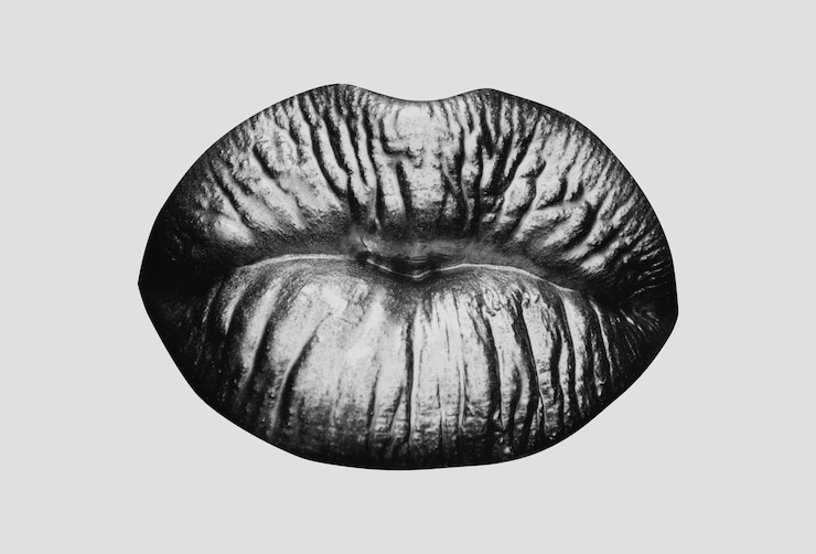 Foto labios dorados de la mujer de cerca aislados sobre fondo blanco