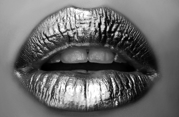 Labios dorados pintura dorada de la boca labios dorados en la boca de la mujer con maquillaje sensual y creativo