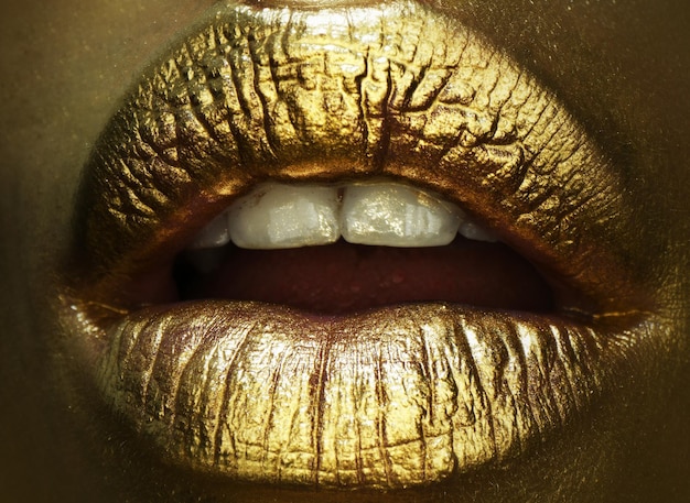 Lábios dourados batom gloss dourado Batom dourado closeup Lábios com maquiagem de metal Lábios sensuais Batom metálico close up