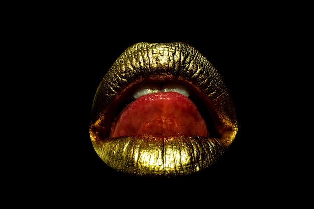 Foto lábios dourados com arte criativa batom metálico dourado tinta dourada nos lábios da garota sexy fundo isolado da boca da mulher sensual língua sexy lambida sensual