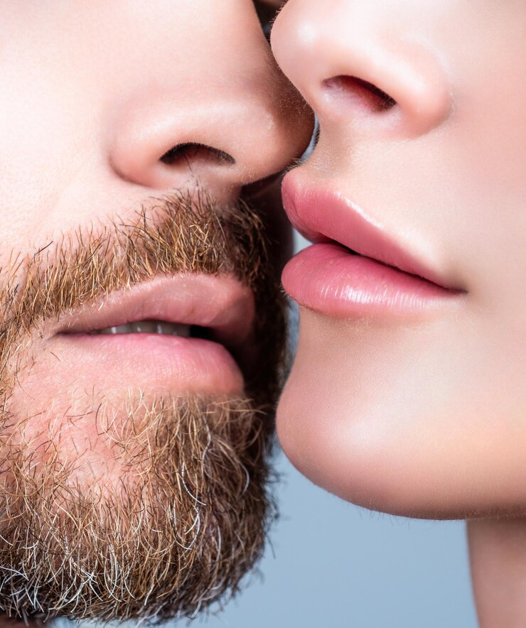 Foto lábios e bocas sensuais de casal beijam vista de corte