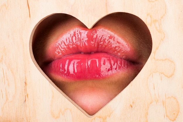 Lábios em forma de coração dia dos namorados beleza natural cuidados com os lábios lábios femininos sensuais com batom rosa vermelho l...