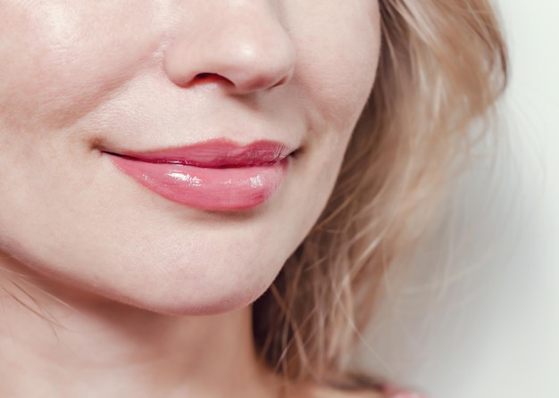 Labios femeninos con lápiz labial rojo bonita sonrisa closeup