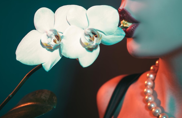 Labios femeninos y orquídea Labio de belleza natural