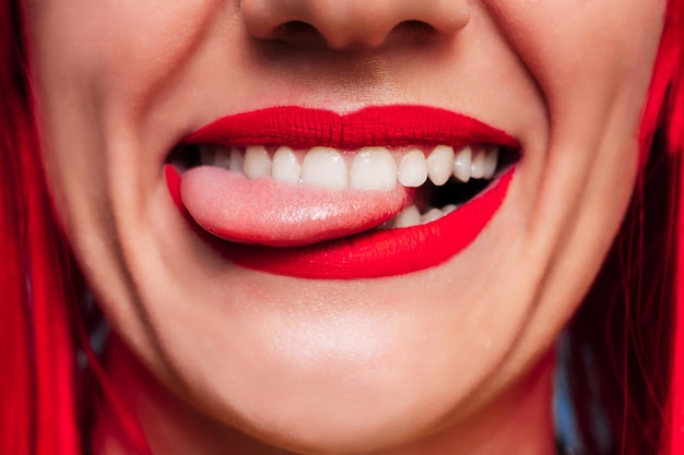 Labios femeninos sexy Boca abierta divertida con la lengua fuera Una niña sonriente Hermosa cara de cerca