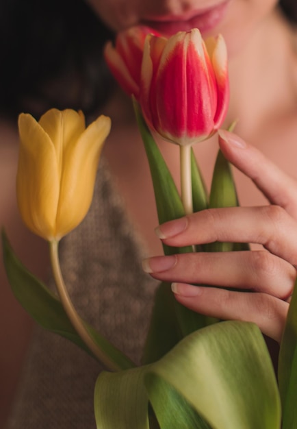 Labios femeninos y tulipanes de flores amarillas rosas primaverales Detalles femeninos de inspiración y belleza