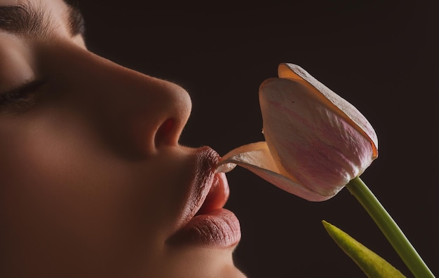 Lábios femininos e flor da primavera mulher sexy boca e flores sexo oral orgasmo boquete lambendo flor gi