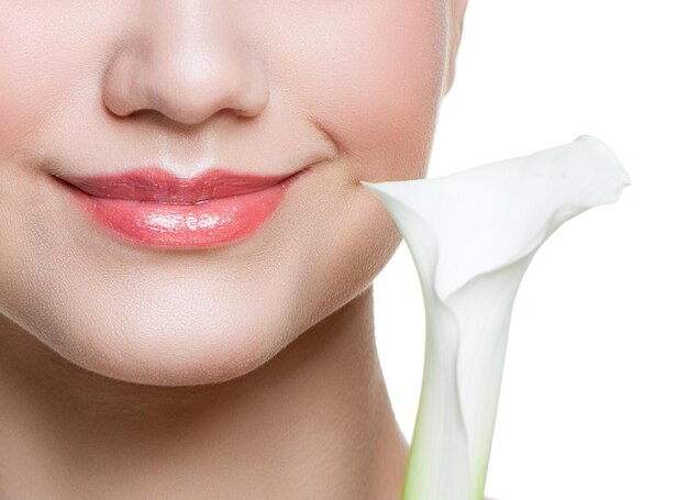 Lábios femininos sorridentes com gloss de cor natural isolado