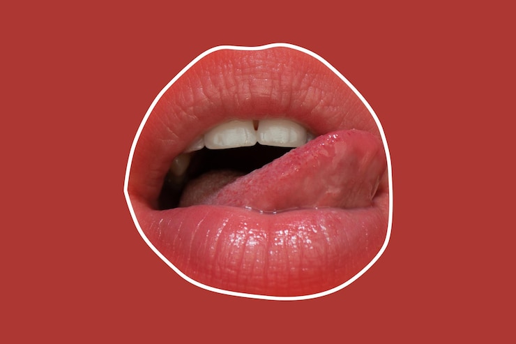 Foto labios lamiendo sexy boca femenina y dientes blancos aislados con labios rojos y lengua lamiendo labios