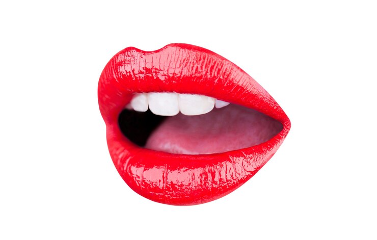 Foto lábios, língua e dentes de uma jovem com um batom vermelho. boca de lábios, conjunto de três lábios femininos sensuais com emoções diferentes, isoladas no fundo branco.