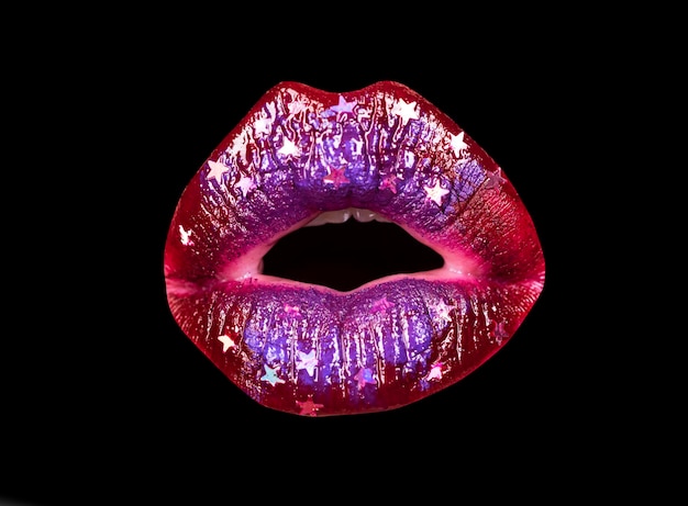 Labios de maquillaje de mujer sexy aislados sobre fondo negro como arte pintado boca color metalizado con tono violeta.