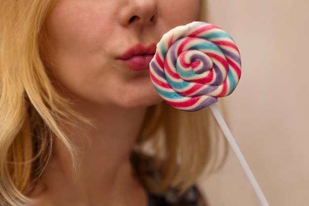 Labios de mujer con caramelo