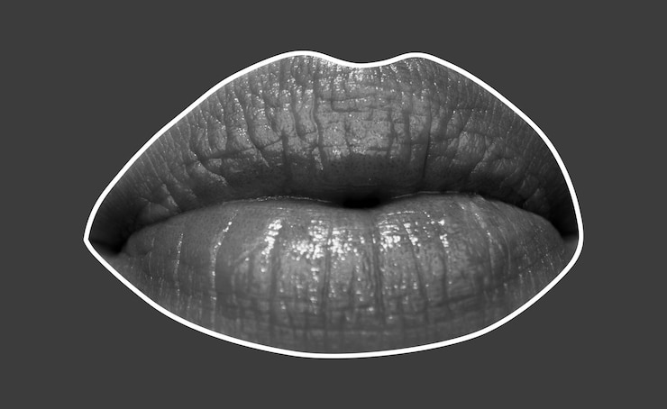 Foto labios de mujer cerrar aislado sobre fondo rojo.