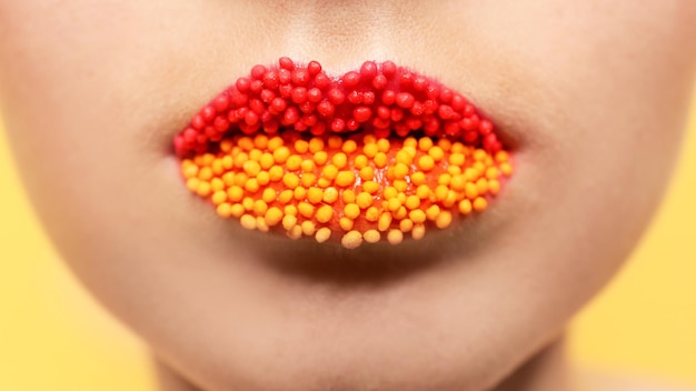 Labios de mujer hermosa con maquillaje creativo