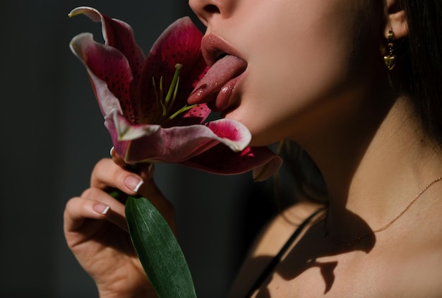 Foto labios de mujer con lirio de día híbridos orientales lilium mujer sexy lamer hippeastrum flor