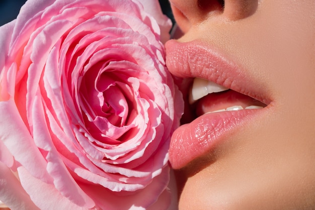 Labios de mujer sensual con hermosos labios color de rosa con primer plano de lápiz labial hermosos labios de mujer sexy con rosa