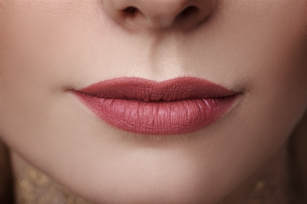 Los labios de las mujeres hermosas de cerca, la belleza y el concepto de cuidado de la piel