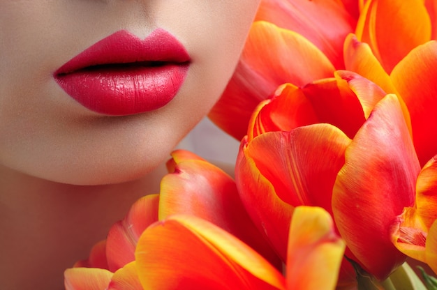 labios rojos de cerca, flores tulipanes