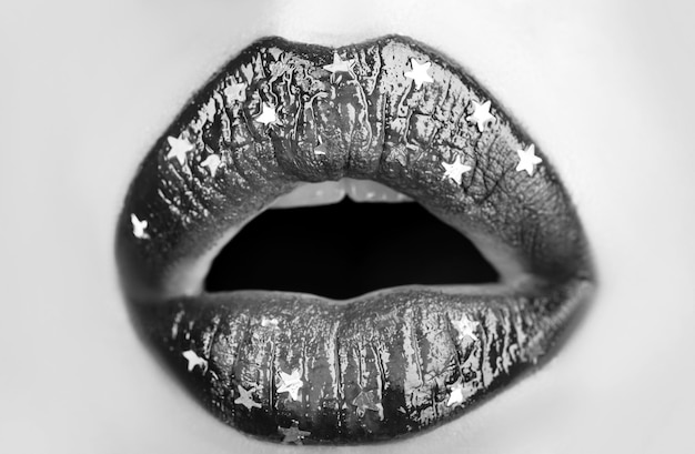 Foto lábios sensuais, boca sensual e beijos de paixão de perto.