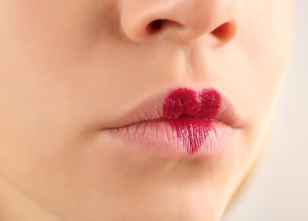 Lábios sensuais com pintura em forma de coração cor de cereja closeup